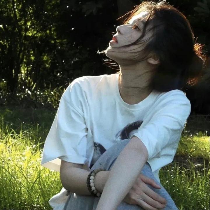 随盲柳入眠的女人